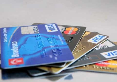 Homem sai para beber com os amigos e é agredido pela esposa com cartão de crédito 