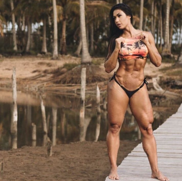 Gracyanne Barbosa posta foto de biquíni e internautas enxergam rosto de Dilma Rousseff