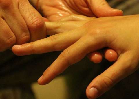 Homem suspeito de estuprar menina de 6 anos é espancado por populares