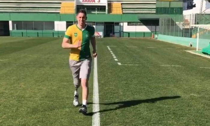 Vídeo: Follmann corre pela primeira vez no campo após tragédia da Chapecoense  