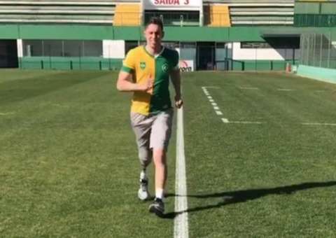 Vídeo: Follmann corre pela primeira vez no campo após tragédia da Chapecoense  