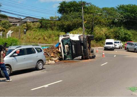 Motorista perde controle e caminhão tomba no Distrito Industrial