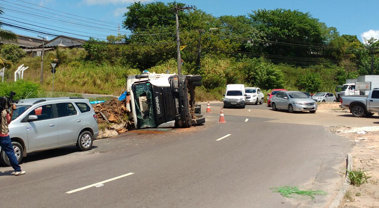 Motorista perde controle e caminhão tomba no Distrito Industrial