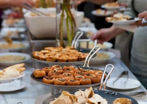 Noiva cancela casamento e convida desabrigados para aproveitarem banquete 