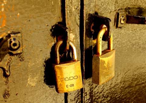 Polícia procura mulher que cola cadeados de igrejas e lojas em Fortaleza 