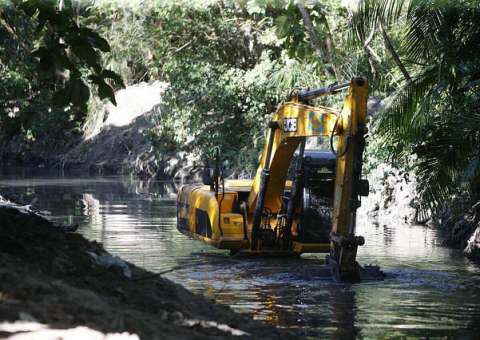 Após desmoronamento, prefeitura inicia obra emergencial em igarapé de Manaus