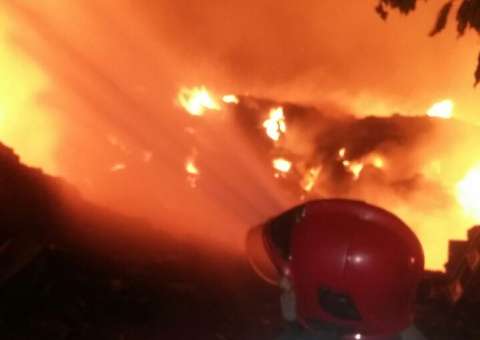 Incêndio destrói galpão de cooperativa em Manaus