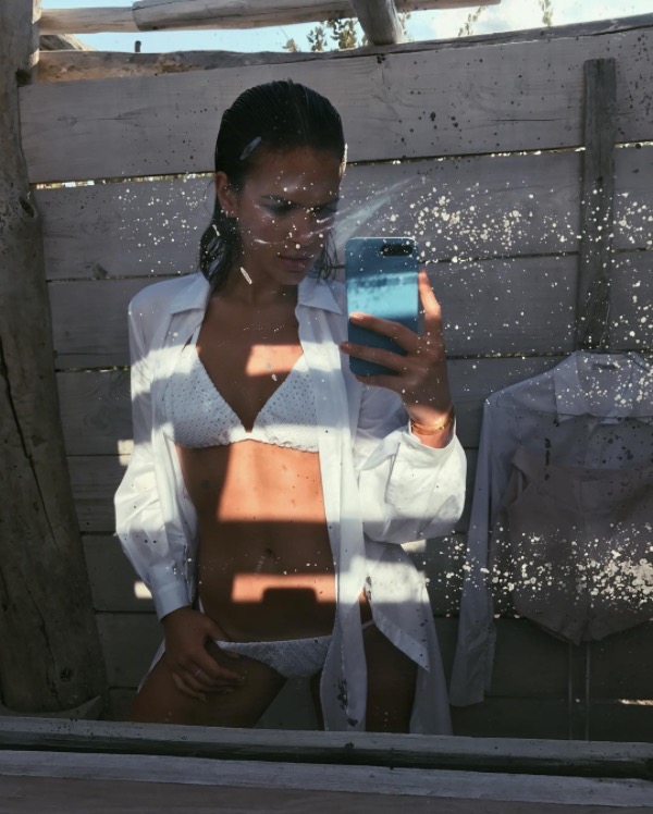 Após ciúmes de Demi, Bruna Marquezine abaixa parte debaixo de biquíni em foto sensual