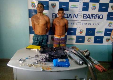 Dupla é presa com arma, drogas e descargas de motocicletas no Amazonas