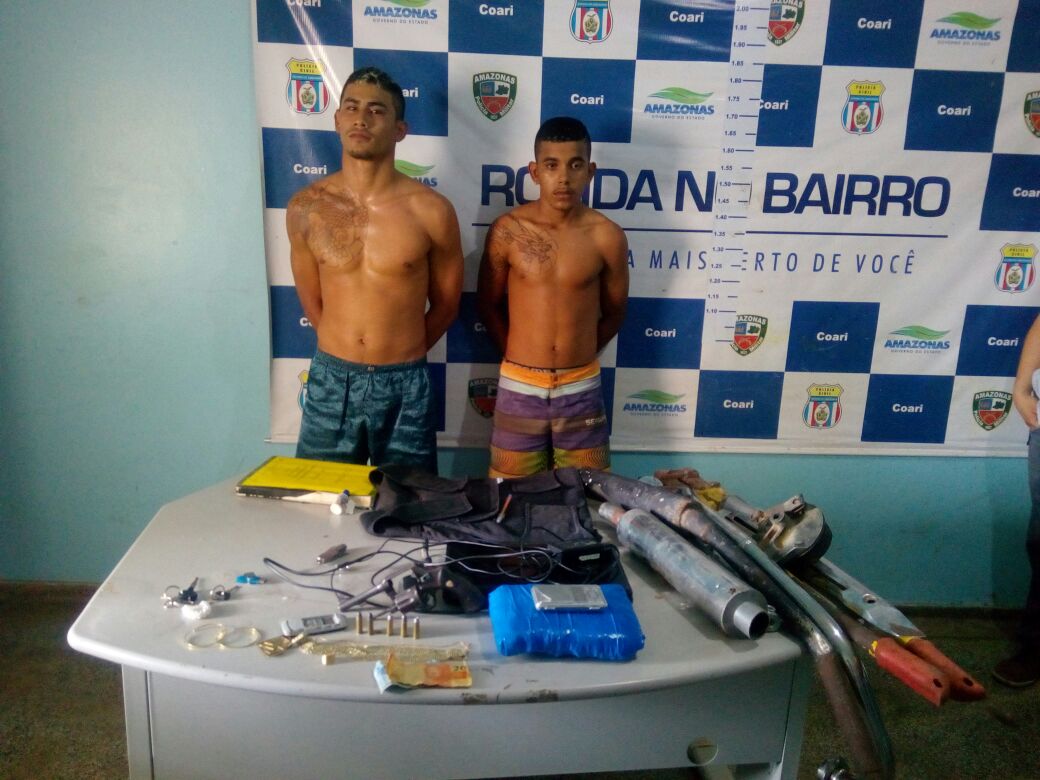 Dupla é presa com arma, drogas e descargas de motocicletas no Amazonas