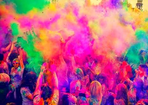 Happy Holi: Festival de cores e música ganha segunda edição em Manaus