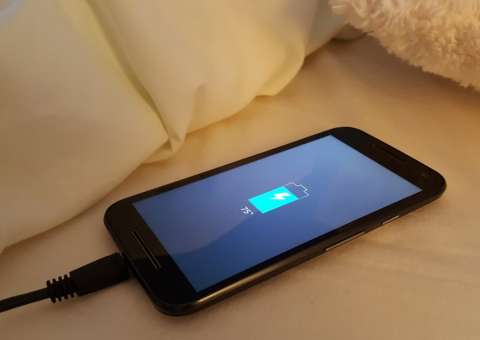 Se você deixa seu celular carregando noite inteira precisa parar com isso