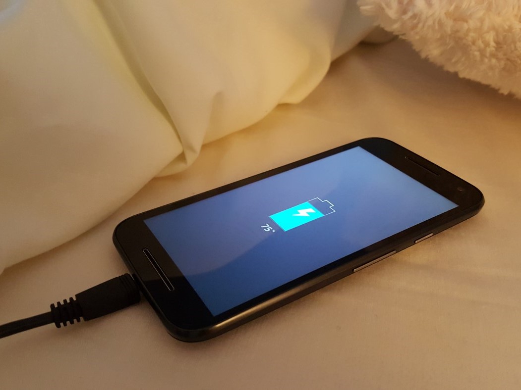 Se você deixa seu celular carregando noite inteira precisa parar com isso