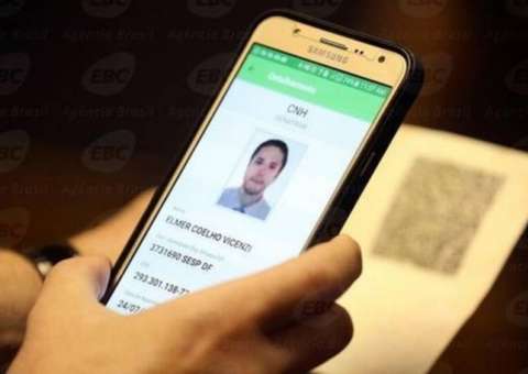 CNH terá versão eletrônica, com aplicativo, a partir de 2018 