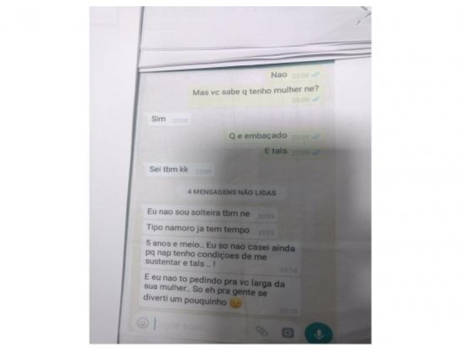 Traída, esposa espalha conversa do marido no trabalho da amante 