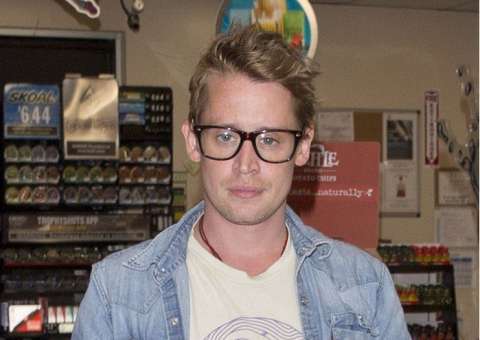 Macaulay Culkin impressiona ao aparecer de visual novo