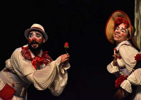 Clowns de Shakespeare apresenta espetáculo Abrazo
