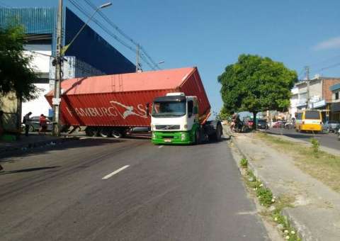 Carreta tomba e deixa trânsito complicado em avenida de Manaus