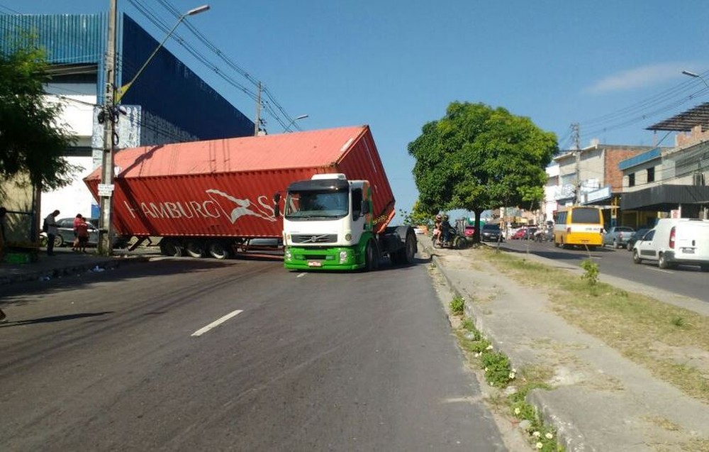Carreta tomba e deixa trânsito complicado em avenida de Manaus