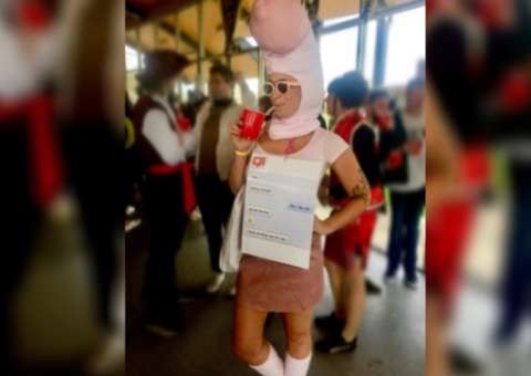 Mulher se fantasia de ‘nude não solicitada’ e foto viraliza na web