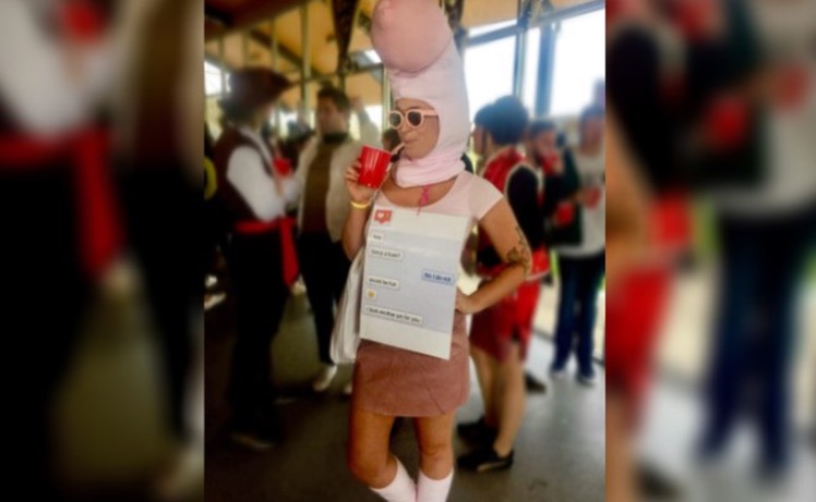 Mulher se fantasia de ‘nude não solicitada’ e foto viraliza na web