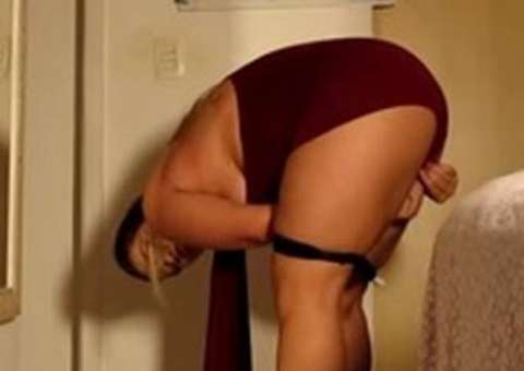  Ex-bbb Fani tira calcinha em vídeo e sofre para entrar em calça jeans