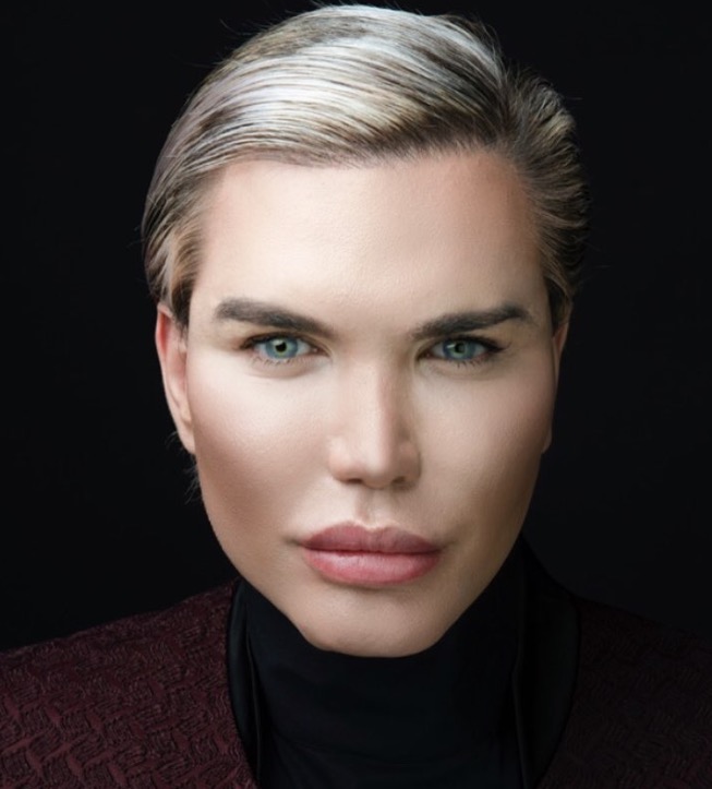 Mesmo correndo risco de nariz cair, Ken Humano brasileiro gasta R$ 130 mil em novas cirurgias