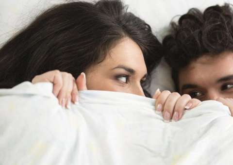 Não mora sozinha? Posições para fazer no quarto sem dar bandeira