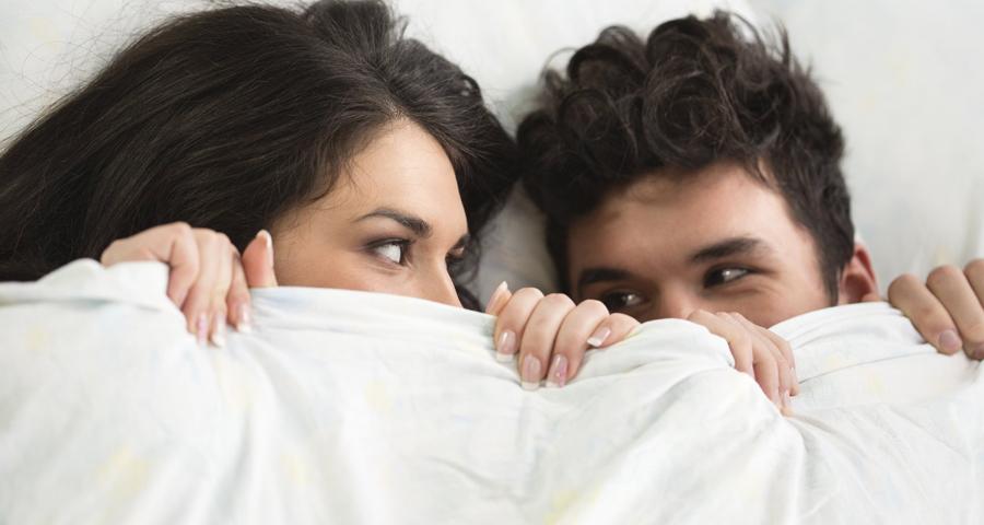 Não mora sozinha? Posições para fazer no quarto sem dar bandeira