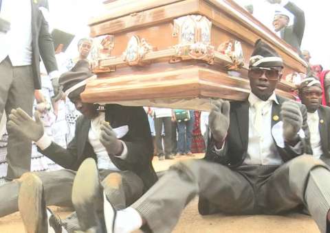 Carregadores de caixão dançarinos que alegram funerais em Gana