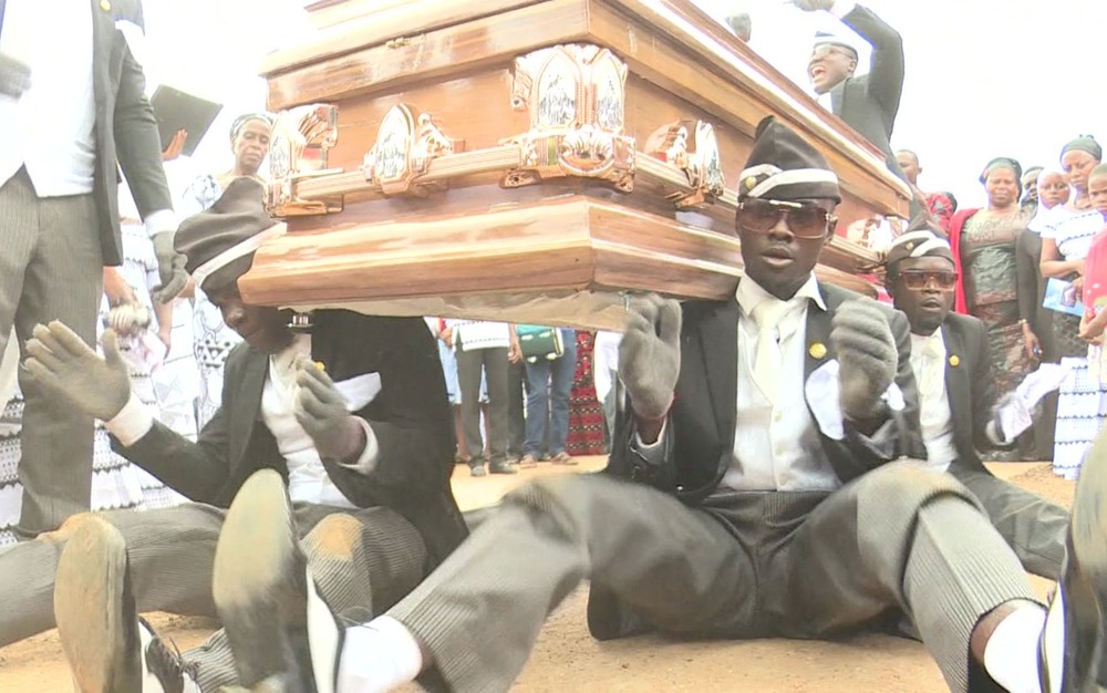 Carregadores de caixão dançarinos que alegram funerais em Gana