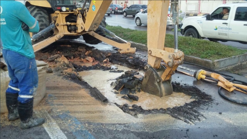 Vazamento de água na linha azul da Torquato Tapajós deixa trânsito caótico