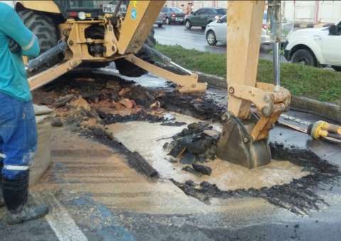 Vazamento de água na linha azul da Torquato Tapajós deixa trânsito caótico