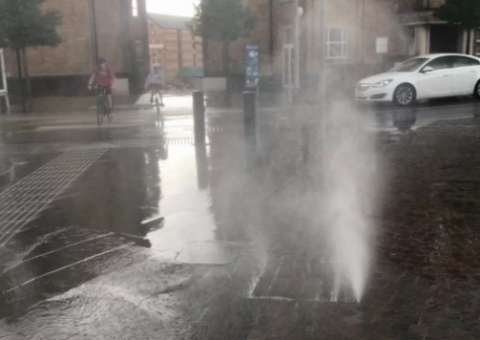 Bueiro explode e tampa é lançada a 3,5 metros. Veja vídeo