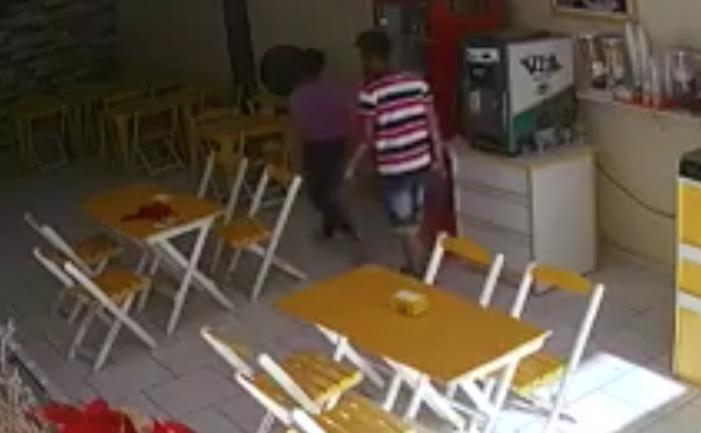 Assaltante da sorveteria é entregue a polícia pela mãe mas afirma que não estuprou funcionária