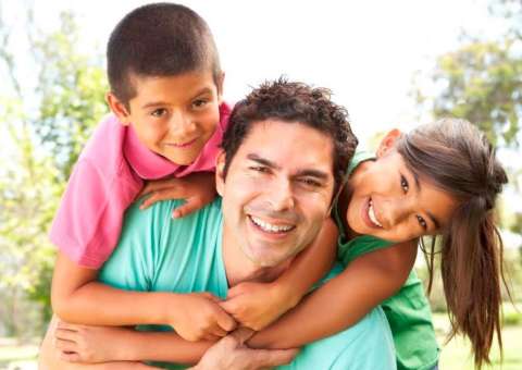 Shopping em Manaus presenteia Pais com relógio de pulso