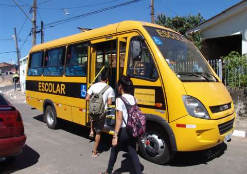 TCE suspende contrato milionário de transporte escolar em Iranduba