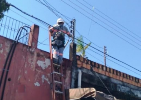 Cinco 'gatos' de energia são flagrados durante operação na zona Sul de Manaus