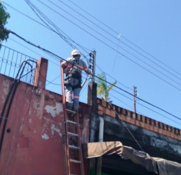 Cinco 'gatos' de energia são flagrados durante operação na zona Sul de Manaus