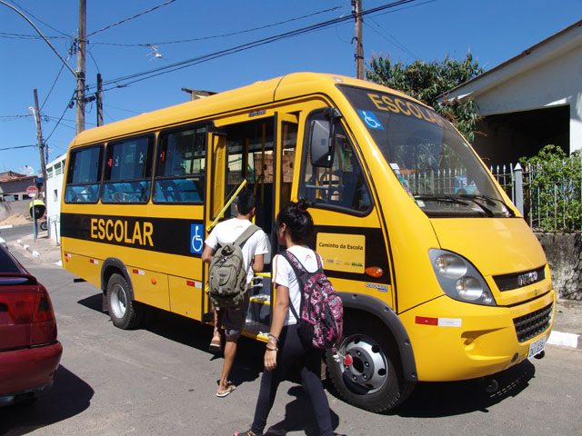 TCE suspende contrato milionário de transporte escolar em Iranduba