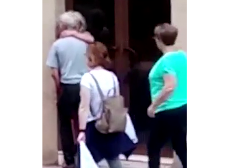 De cabelo grisalho, homem é filmado fazendo sexo com novinha em porta de loja