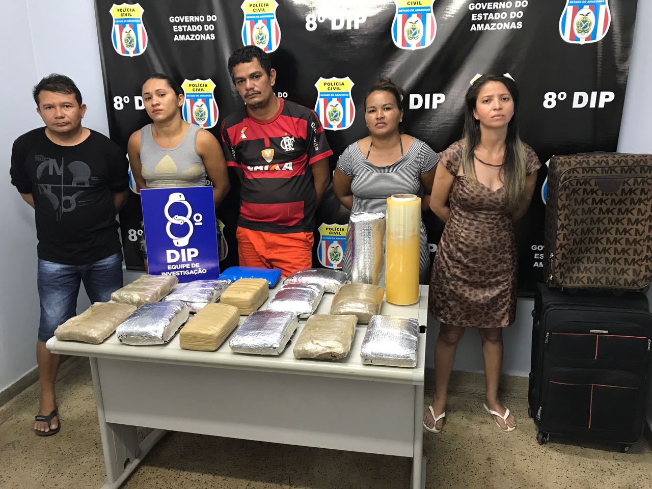 Grupo é preso acusado de vender drogas usando veículo blindado em Manaus