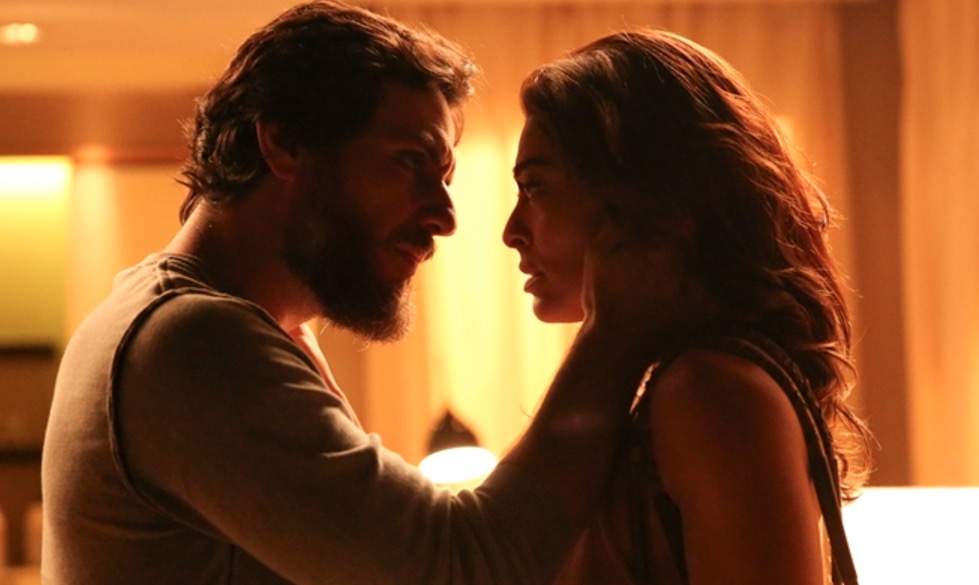 A Força do Querer: Caio e Bibi têm recaída e são flagrados aos beijos