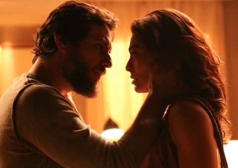 A Força do Querer: Caio e Bibi têm recaída e são flagrados aos beijos