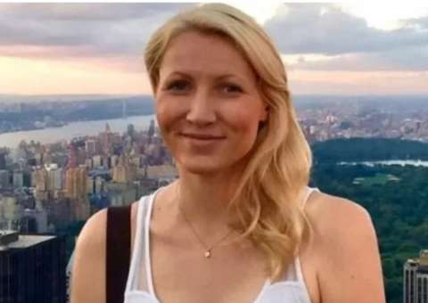 Professora é proibida de dar aula após fazer sexo com aluno em banheiro de avião 