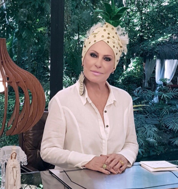 Ana Maria Braga usa turbante de abacaxi e bomba na internet