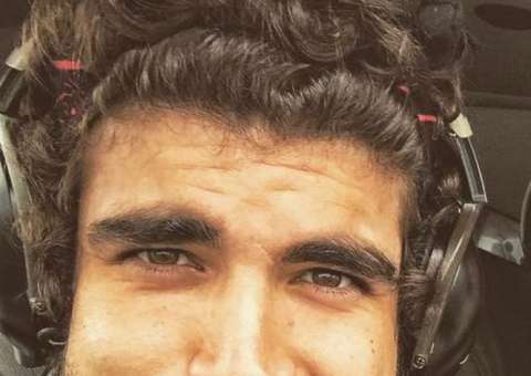 Caio Castro é visto aos beijos com atriz em festa