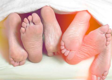 Mulher cai de varanda durante sexo a três