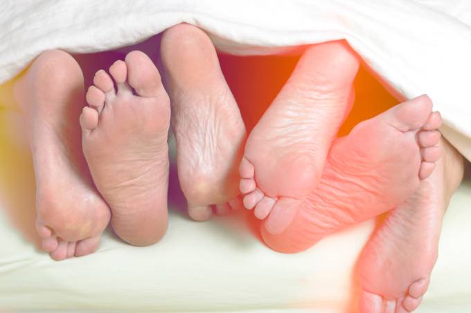 Mulher cai de varanda durante sexo a três