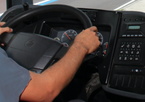 Empresa de ônibus é condenada a devolver valores descontados indevidamente dos salários de ex-motorista